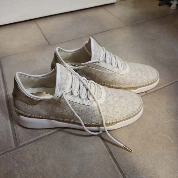 MICHAEL KORS Finch Sneaker Womens 9 Beige Gold Lace Up Wedge Shoe - Picture 1 of 6